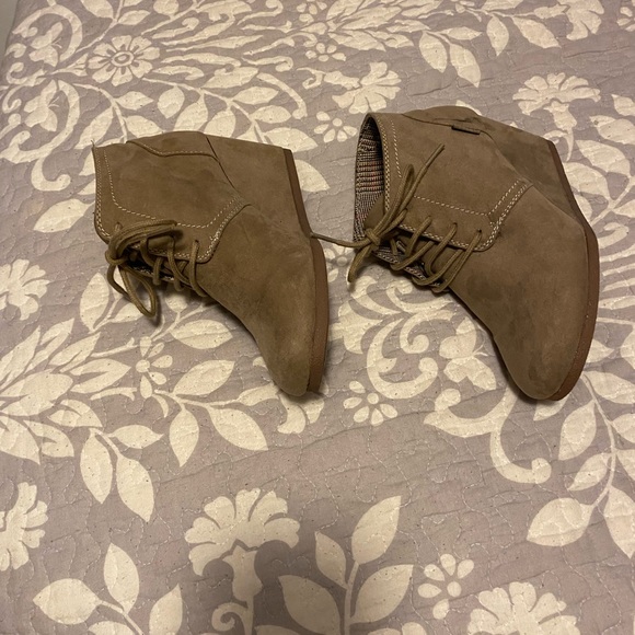 Route 66 Women's Taupe Lace-Up Wedge Bootie - Size 7 - Picture 4 of 7